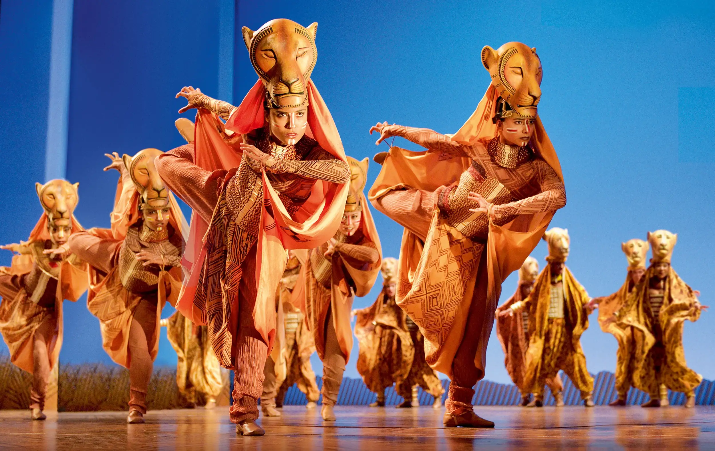 Disneys Der König der Löwen Hamburg - Szene Löwinnen tanzen mit Ausdruck