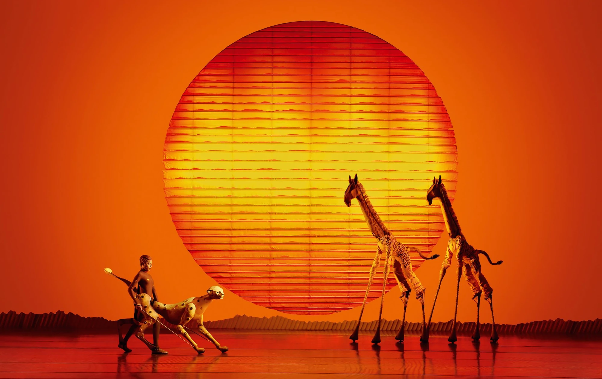 Disneys Der König der Löwen Hamburg- Szene in der Savanne mit Gepard und zwei Giraffen