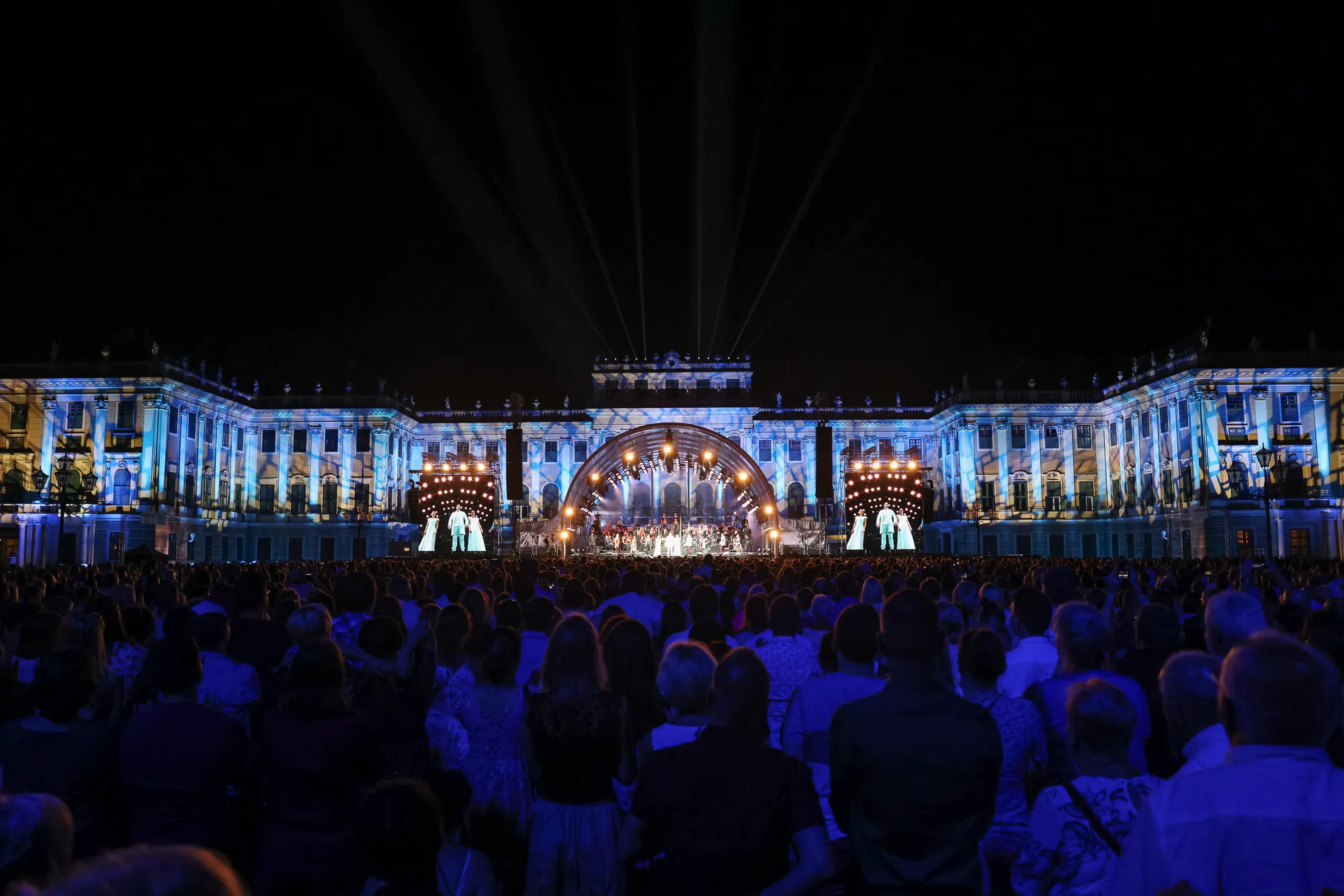 Elisabeth Konzertaufführung - Anblick auf das Publikum und die Bühne, Schloss Schönbrunn beleuchtet im Hintergrund