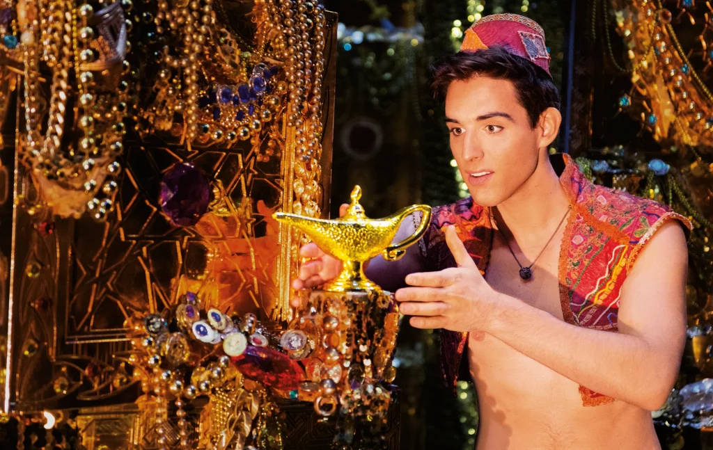 staunender Aladdin findet die goldene Wunderlampe in einem Meer aus Schätzen