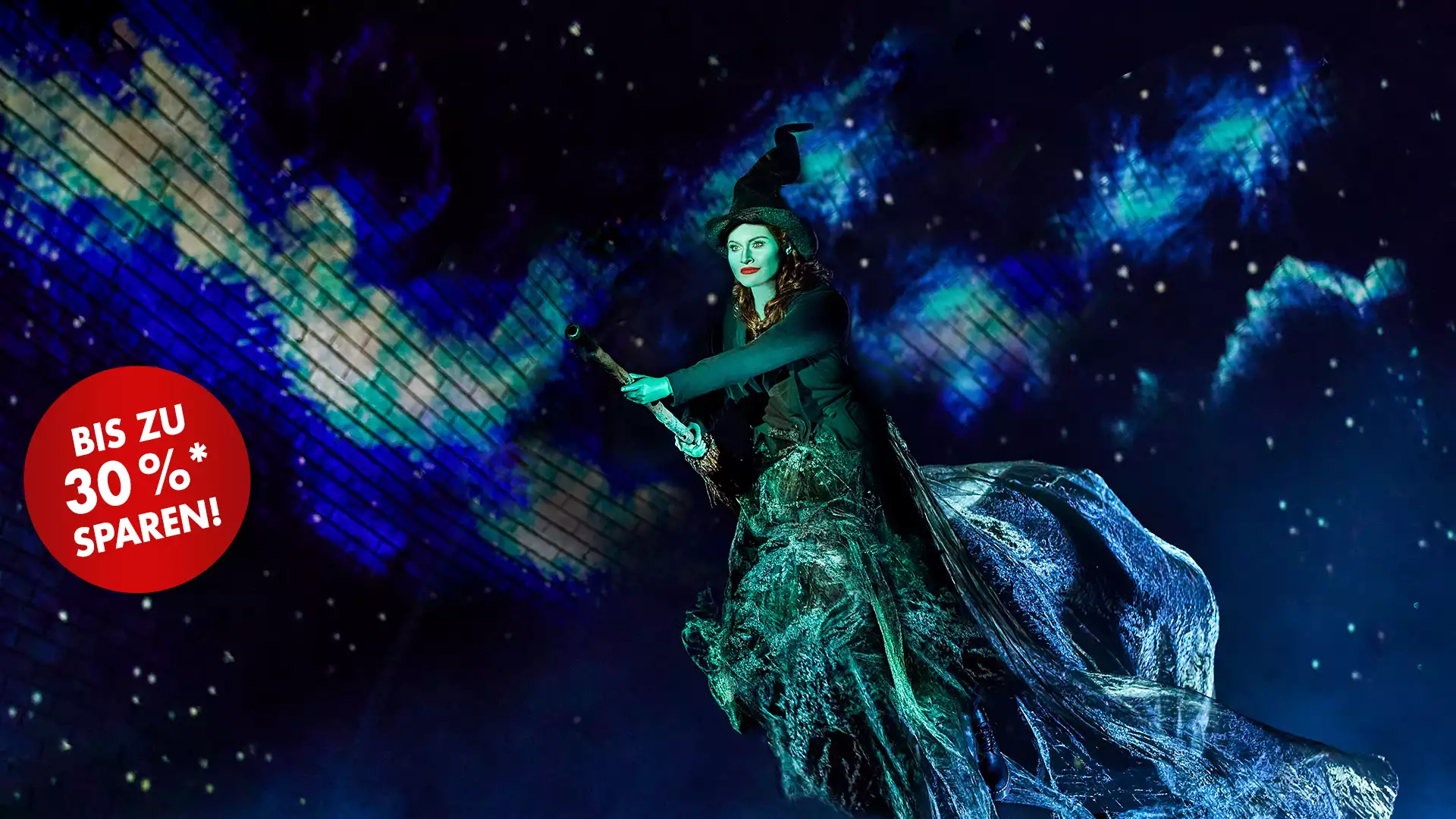 Hexe Elphaba beim Flug auf ihrem Besen vor Sternenhimmel – Szenenmotiv