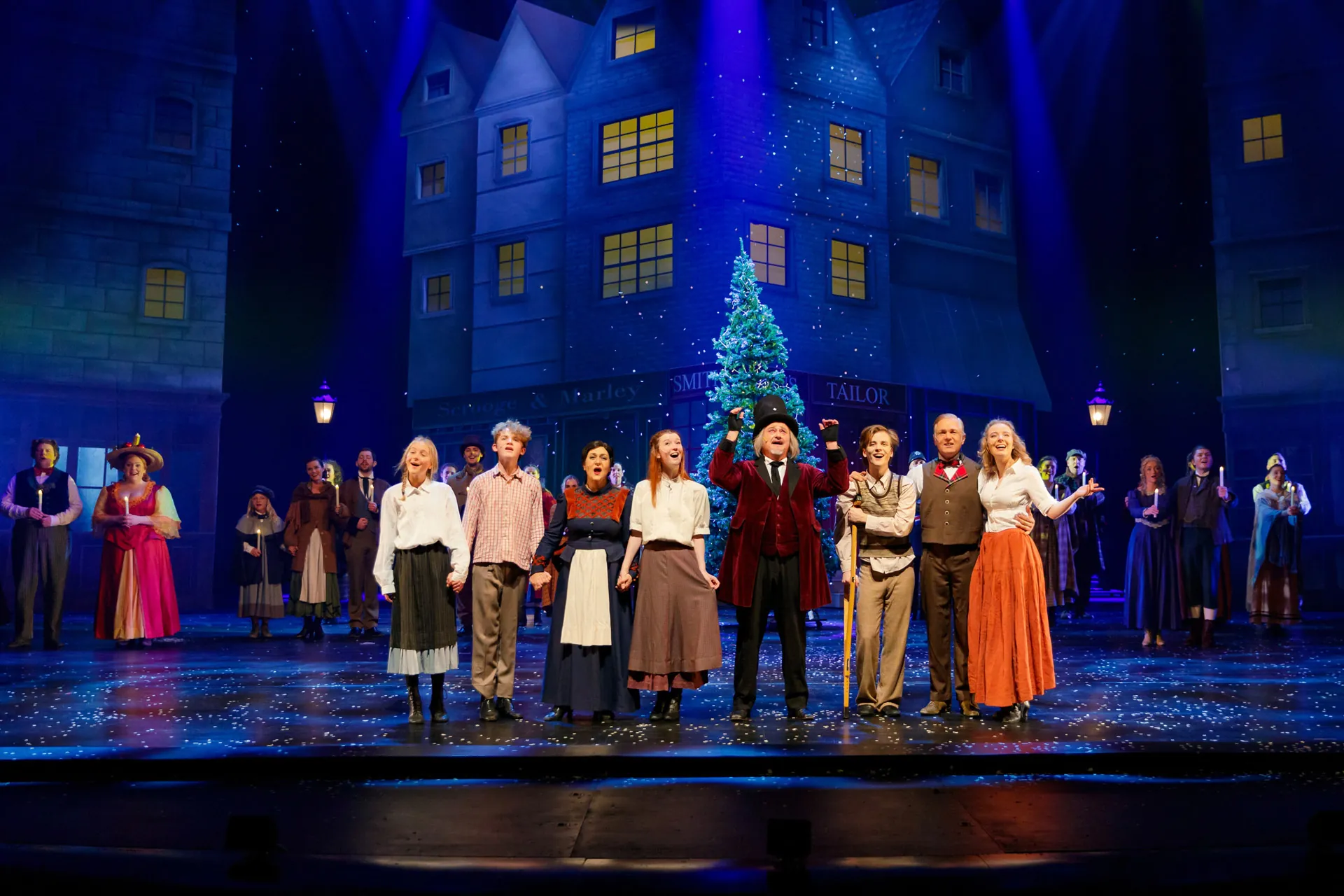 Choreographie mit Scrooge und anderen Darstellern beim Weihnachtsfest