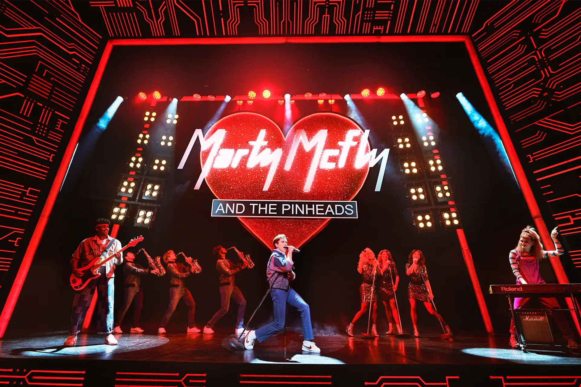 Zurück in die Zukunft – Das Musical, Szenenmotiv: Marty McFly and the Pinheads bei Auftritt (UK Cast).